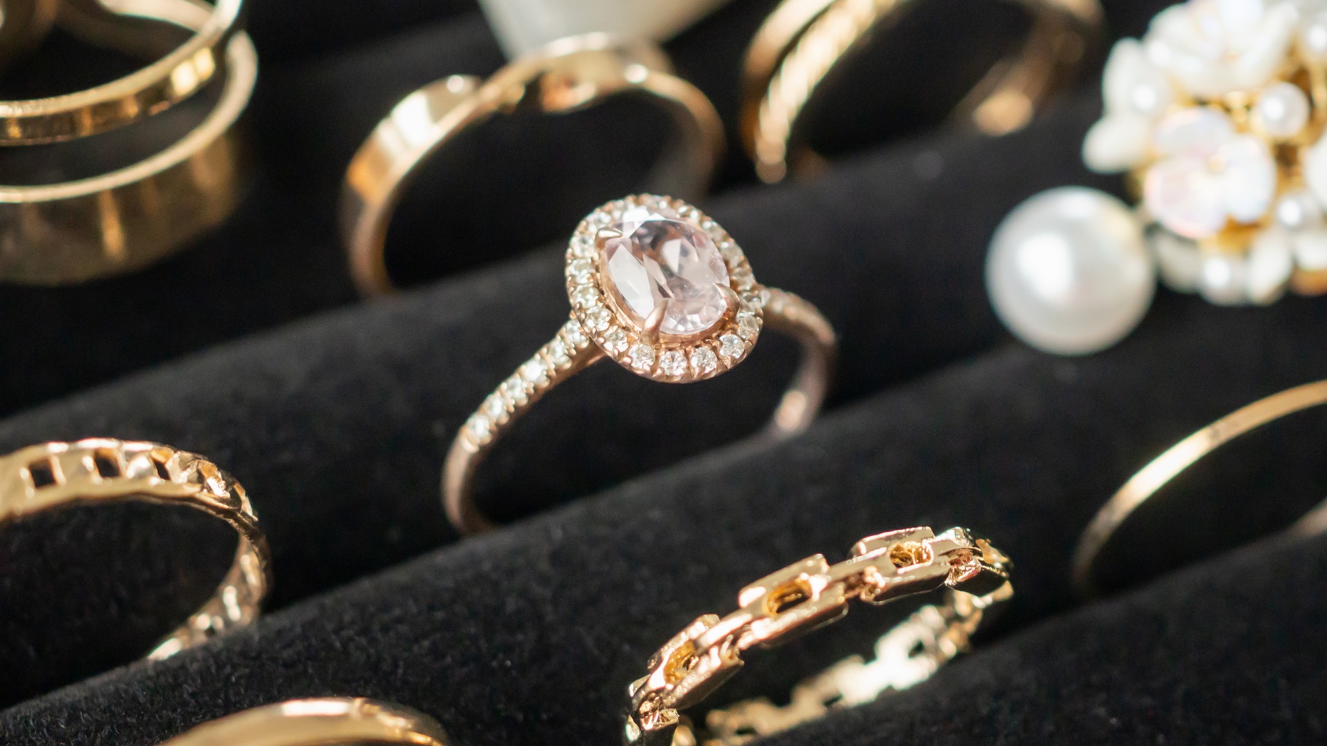 Goldene Diamantringe in luxuriöser Auslage.