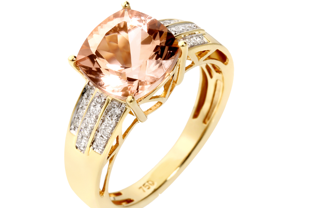 Ein goldener Ring mit großem, rosafarbenem Edelstein und Diamanten auf der Fassung.